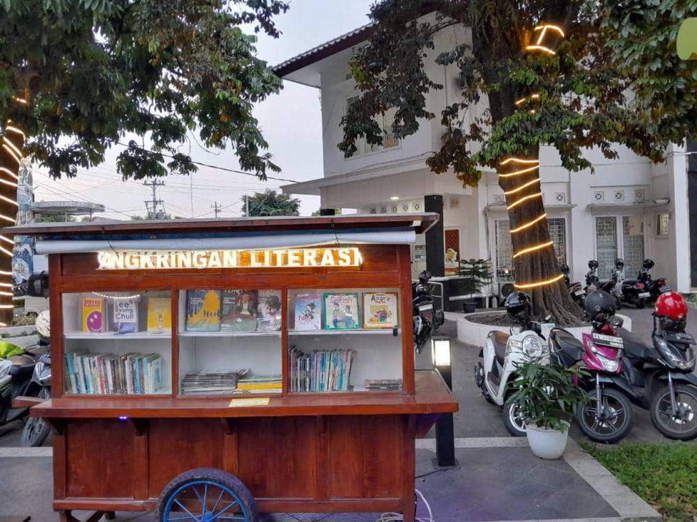 Gerobak kayu sederhana 'Angkringan Literasi'