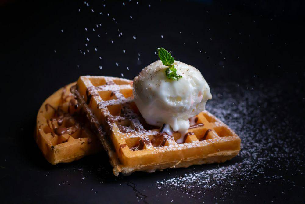 ilustrasi waffle dengan topping yoghurt (unsplash.com/Yuvraj Sachdeva)