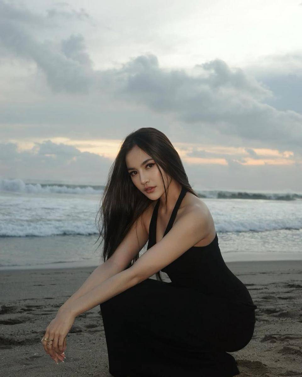 casual minimalist outfit ala Mahalini Raharja (instagram.com/mahaliniraharja)