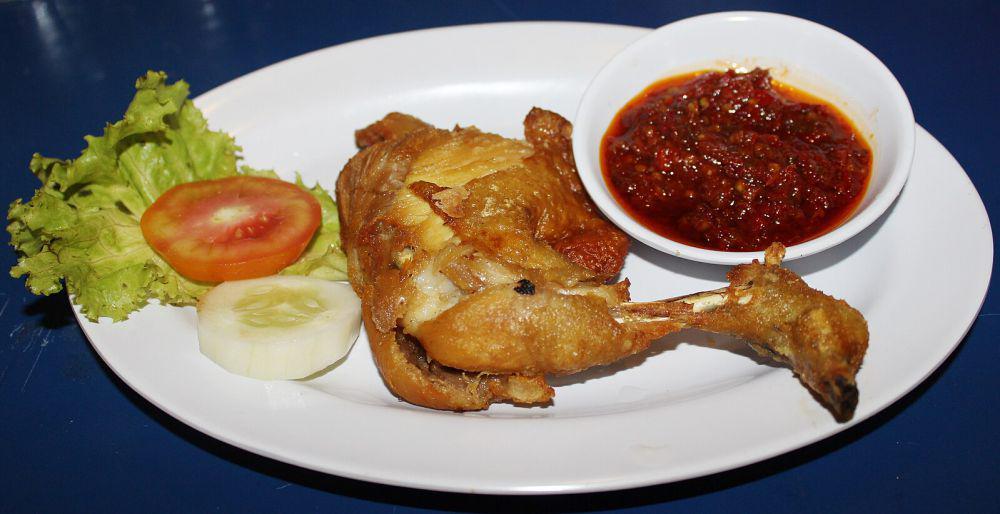 Resep Ayam Penyet ala Restoran yang Empuk dengan Sambal Pedas