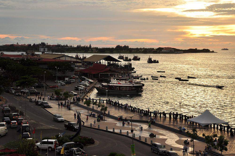 potret Kota Kinabalu Waterfront (commons.wikimedia.org/Dcubillas)