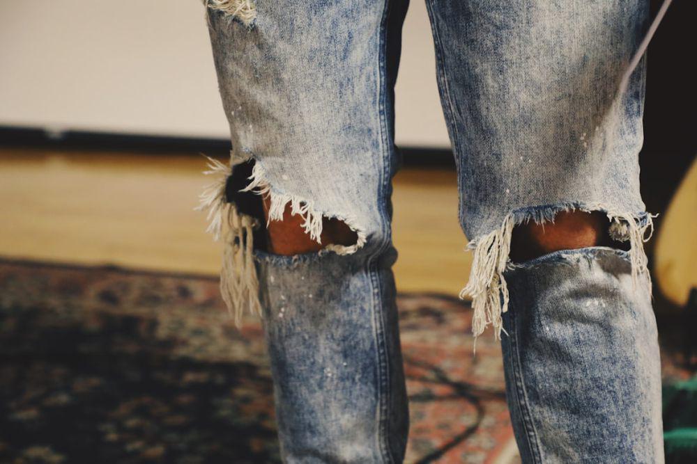 4 Pilihan Ripped Jeans untuk Pria yang Berikan Kesan Keren dan Trendi