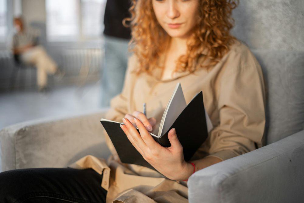 7 Alasan Menulis Buku Harian Bisa Jadi Terapi Emosional yang Ampuh
