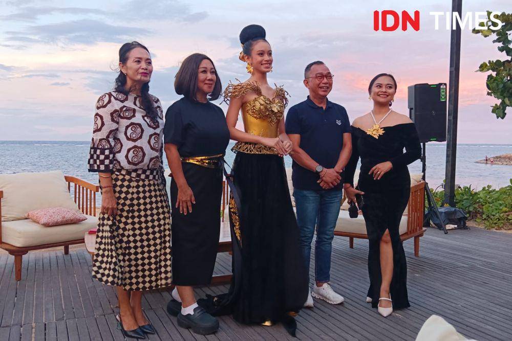 Fashion motif kain Prada khas Bali (IDN Times/Ayu Afria)