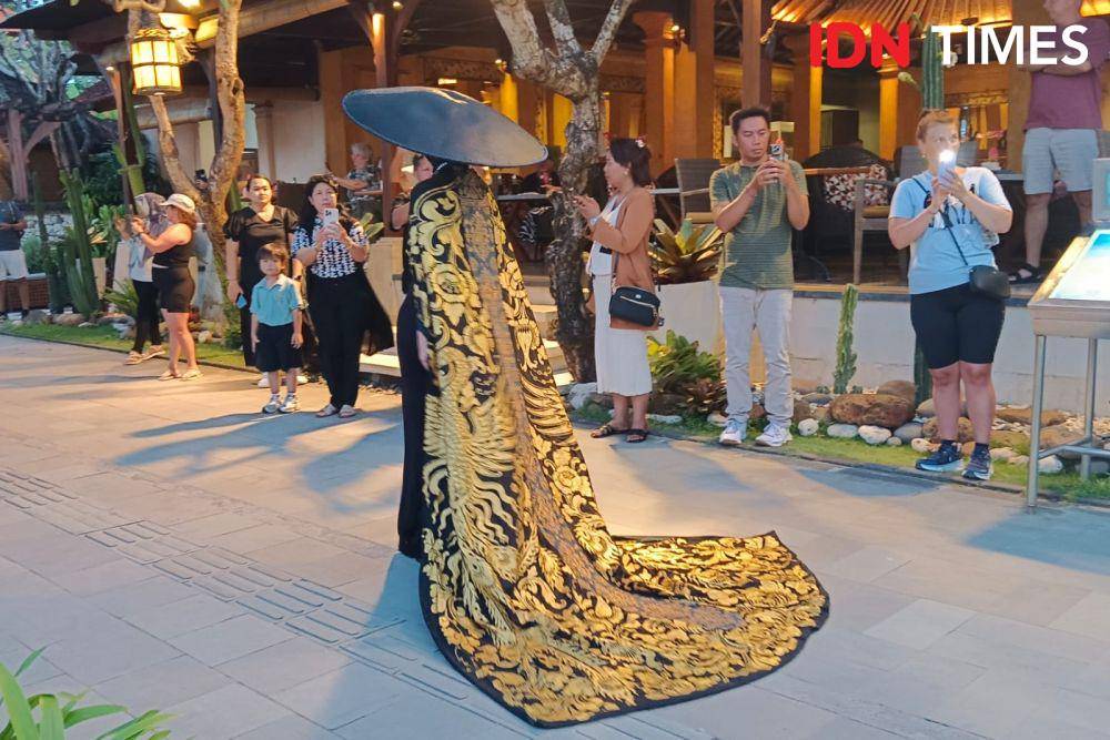 Fashion motif kain Prada khas Bali (IDN Times/Ayu Afria)