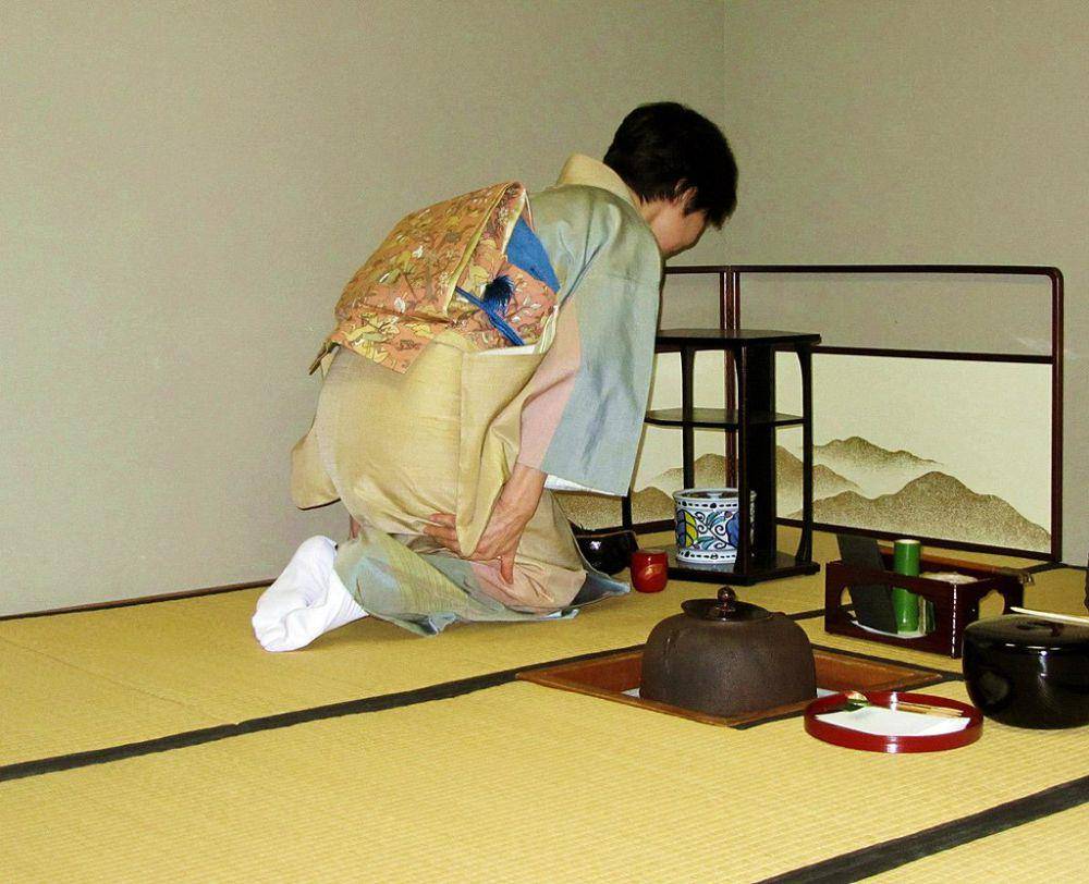 ilustrasi upacara minum teh di Jepang (commons.wikimedia.org/AthenaGabo)