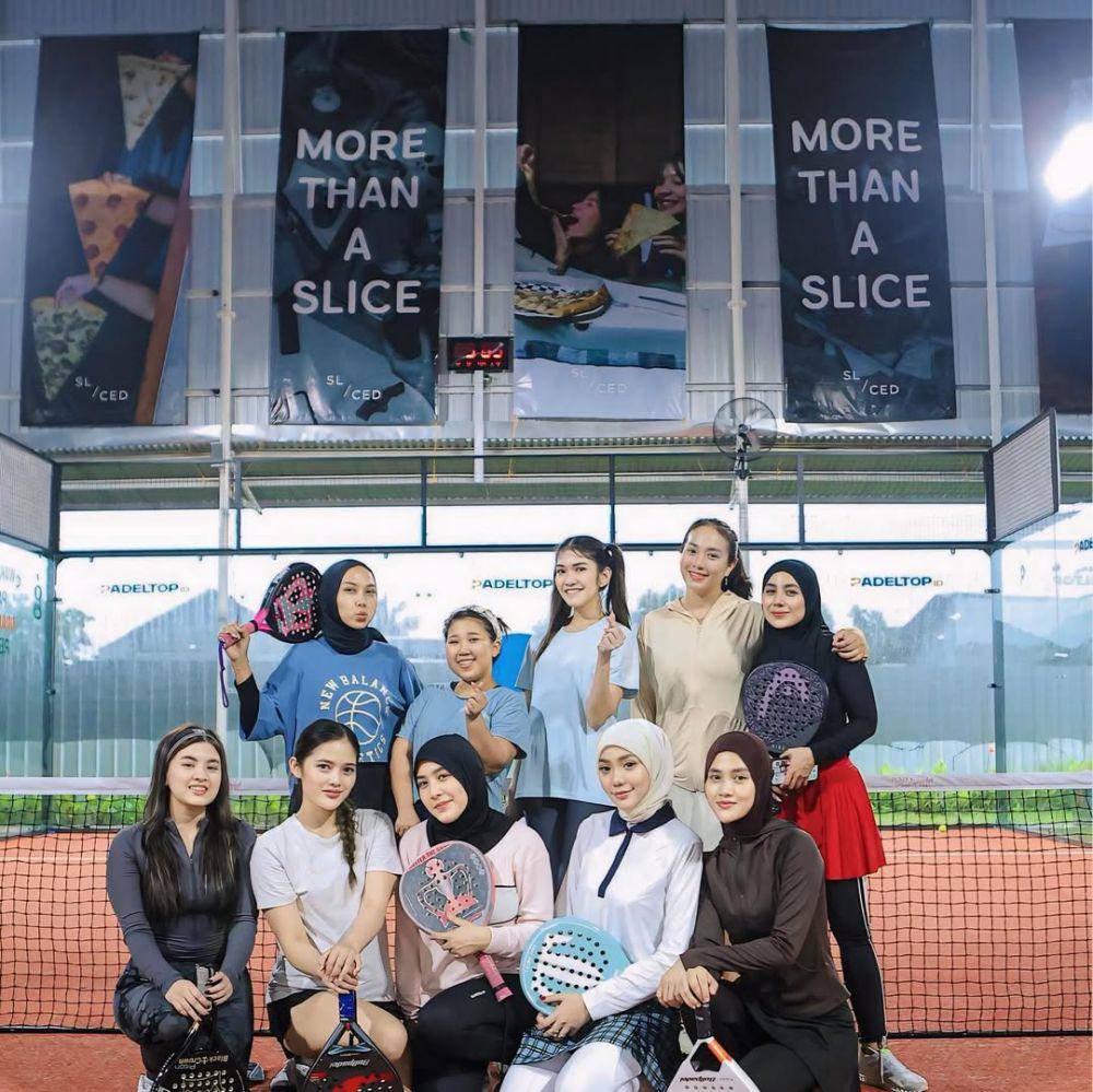 Kiky Saputri saat olahraga padel