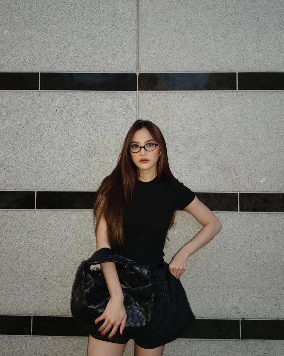 casual minimalist outfit ala Mahalini Raharja (instagram.com/mahaliniraharja)