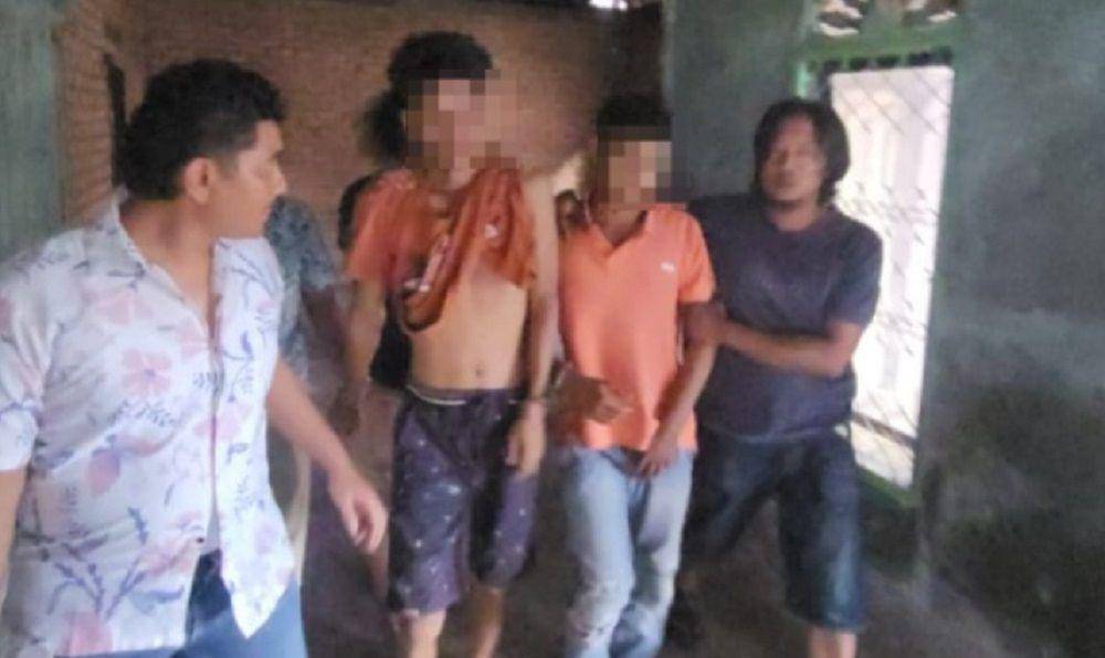 2 tersangka digiring oleh tim Polres Kinali (Foto: Polres Pasaman Barat)