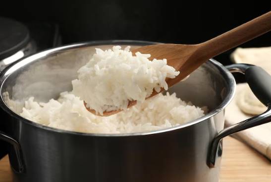 memasak nasi dengan panci