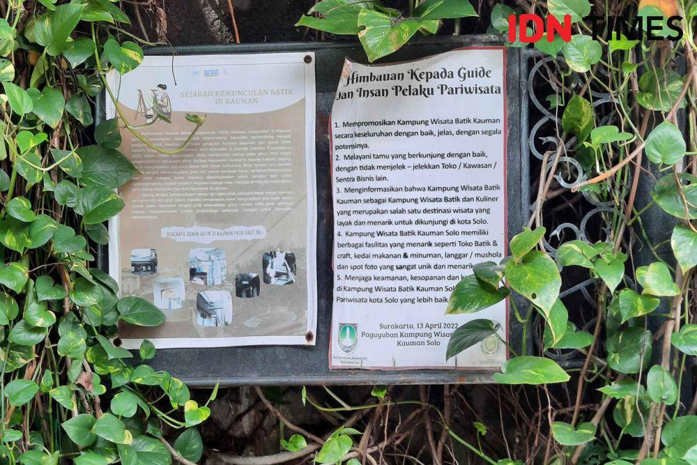 potret deskripsi sejarah dan himbauan di Kampung Batik Kauman Solo (IDN Times/Fatma Roisatin)