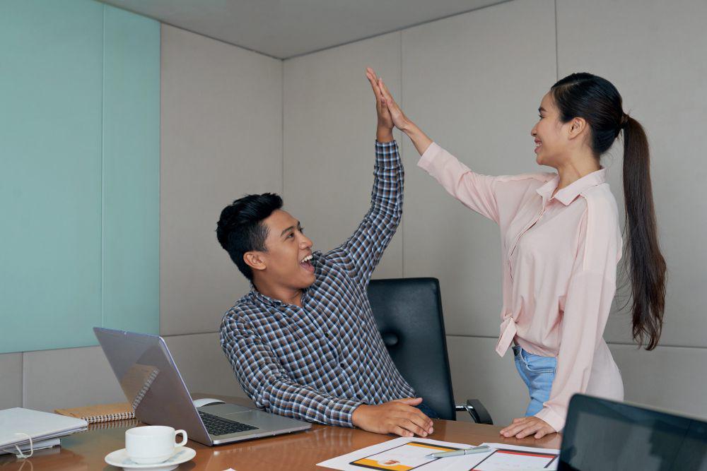 5 Bentuk Self Reward Saat Dapat Kerjaan Pertama, Makin Semangat