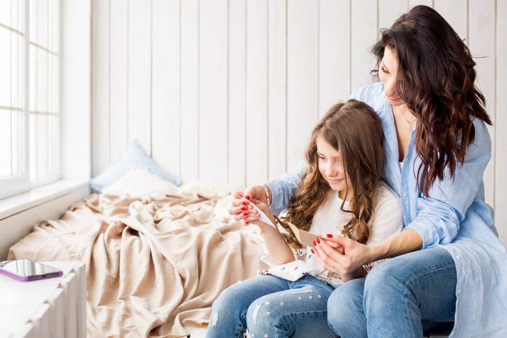 ilustrasi ibu berbicara dengan putrinya (pexels.com/freepik.com)