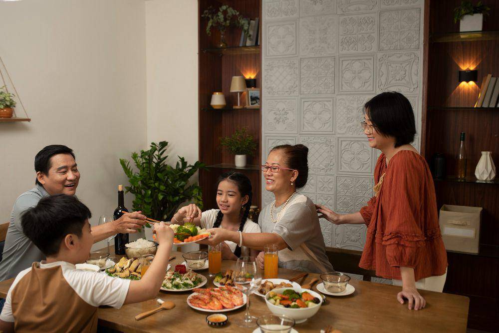 ilustrasi makan bareng keluarga (freepik/com/freepik)