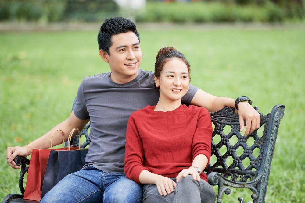 ilustrasi duduk di taman (freepik.com/pressfoto)