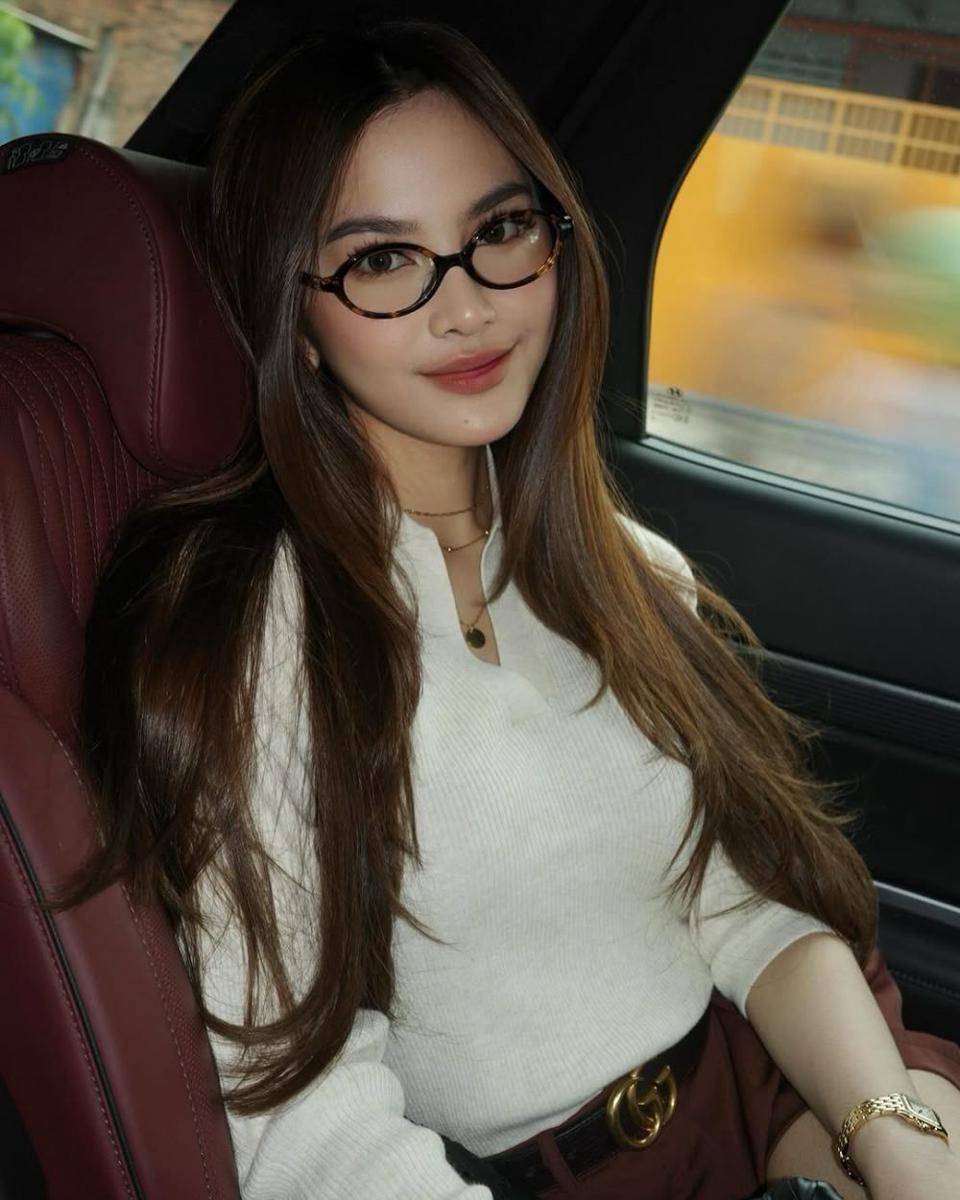 casual minimalist outfit ala Mahalini Raharja (instagram.com/mahaliniraharja)