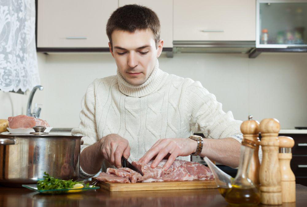 ilustrasi memotong daging (freepik.com/bearfotos)
