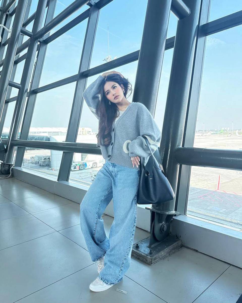 casual minimalist outfit ala Mahalini Raharja (instagram.com/mahaliniraharja)