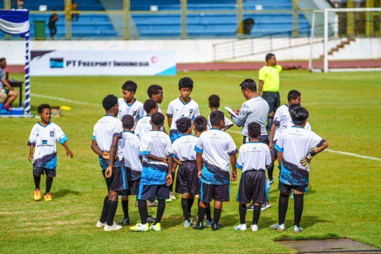 Peserta Papua Football Academy (PFA) Cari Bakat 2025 di Kabupaten Mimika. (papuafootballacademy.com).