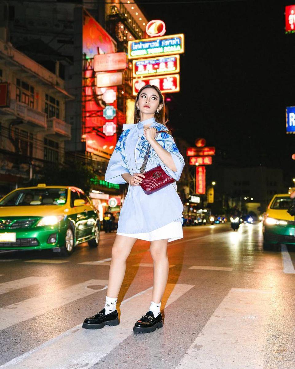 casual minimalist outfit ala Mahalini Raharja (instagram.com/mahaliniraharja)