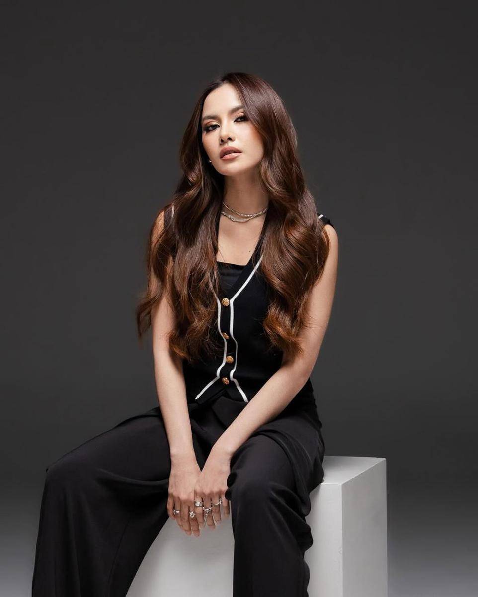 casual minimalist outfit ala Mahalini Raharja (instagram.com/mahaliniraharja)