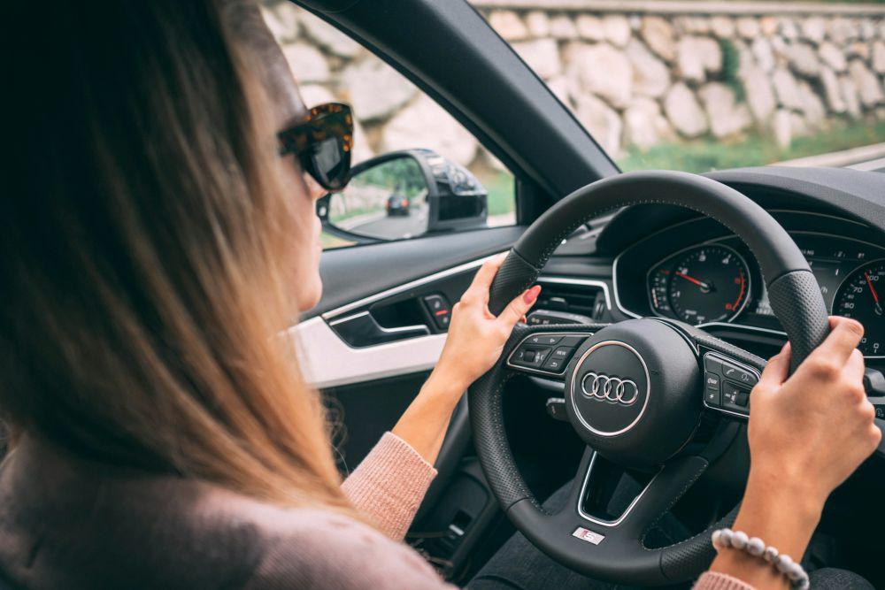 4 Etika Dasar Membawa Mobil Rental yang Harus Kamu Tahu