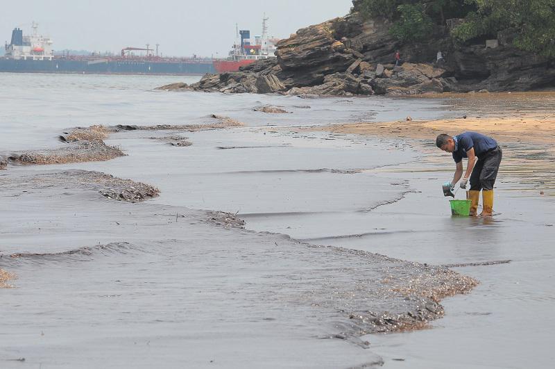 https://cdn.idntimes.com/content-images/post/20180407/antarafoto-polisi-balikpapan-bersihkan-pantai-020418-jhw-2-6ed271b0e71d3b524ddd9926e9849a90.jpg
