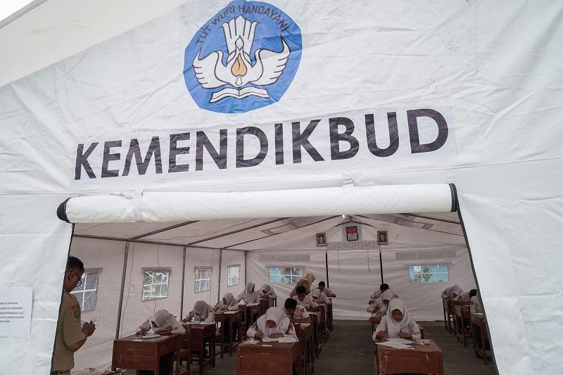 https://cdn.idntimes.com/content-images/post/20180502/antarafoto-un-smp-korban-gempa-230418-iz-2-e5189840c50ef41f93e5b79915c77b4d.jpg