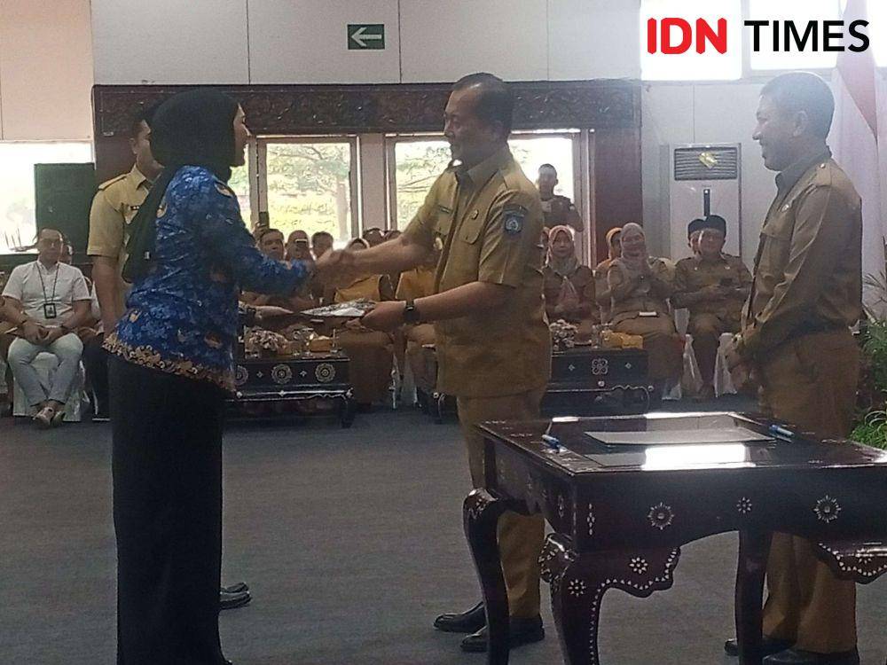 Gubernur NTB Lalu Muhamad Iqbal menyerahkan SK kepada perwakilan tenaga honorer yang lulus menjadi PPPK. (IDN Times/Muhammad Nasir)