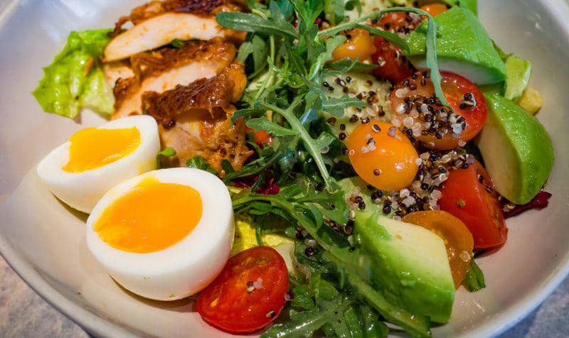 ilustrasi salad ayam panggang (unsplash.com/Declan Sun)