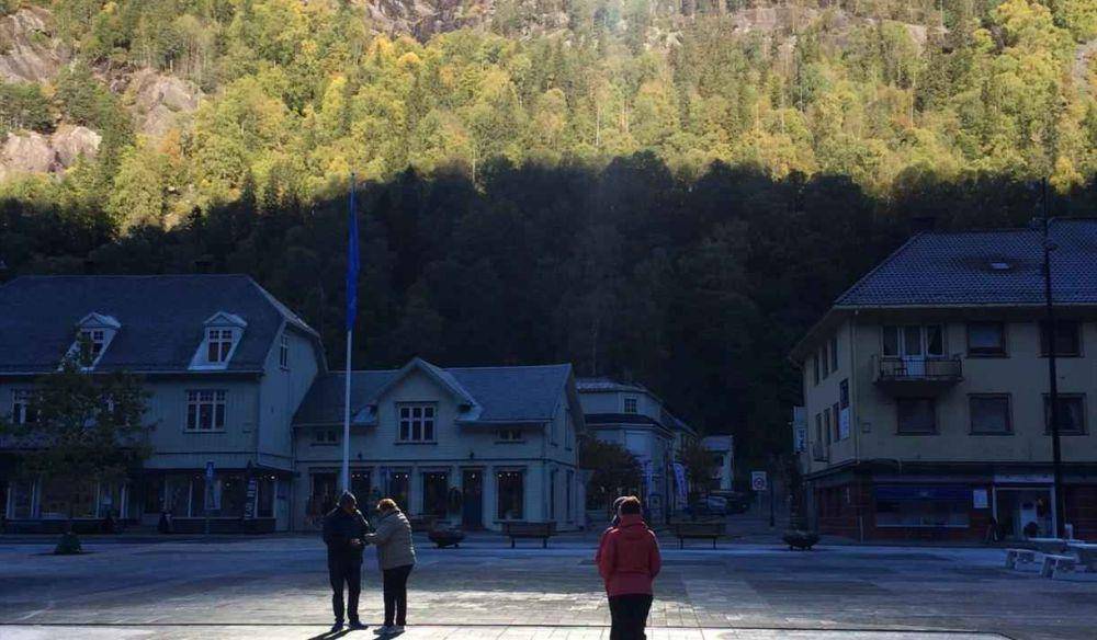 Ilustrasi Kota Rjukan yang akhirnya bisa sehat dan bahagia karena hadirnya sinar matahari (visittelemark.com/Karin Rø)