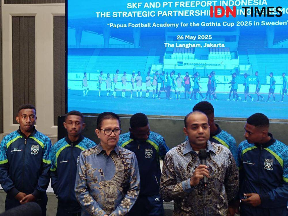 PT SKF Industrial Indonesia dan PT Freeport Indonesia menandatangani MoU untuk dukung Papua Football Academy di Gothia Cup 2025. (IDN Times/Tino).