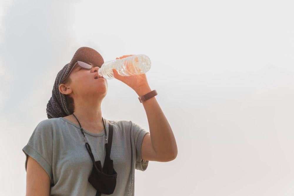 ilustrasi minum air putih (vecteezy.com/Suwinai Sukanant)