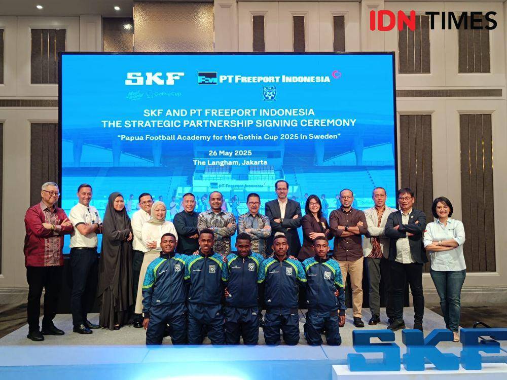 PT SKF Industrial Indonesia dan PT Freeport Indonesia menandatangani MoU untuk dukung Papua Football Academy di Gothia Cup 2025. (IDN Times/Tino).