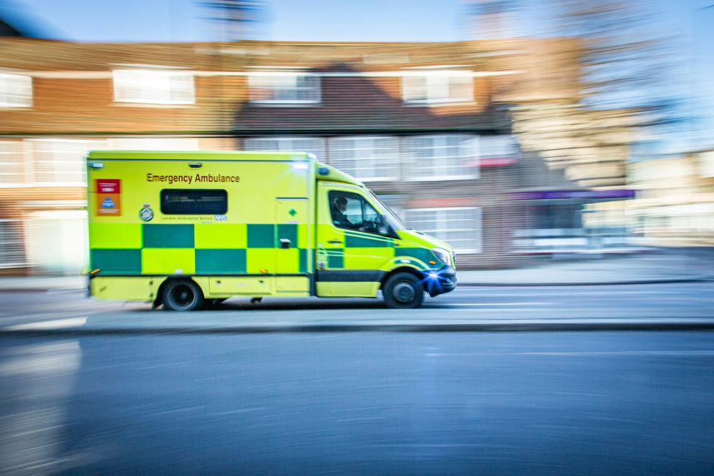 ilustrasi mobil ambulans (unsplash.com/Ian Taylor)
