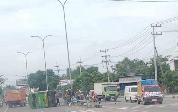Microbus AE-7214-UE tabrak tiang penerangan jalan umum (PJU) hingga terguling, di Pilangkenceng Madiun. IDN Times/ Istimewa.