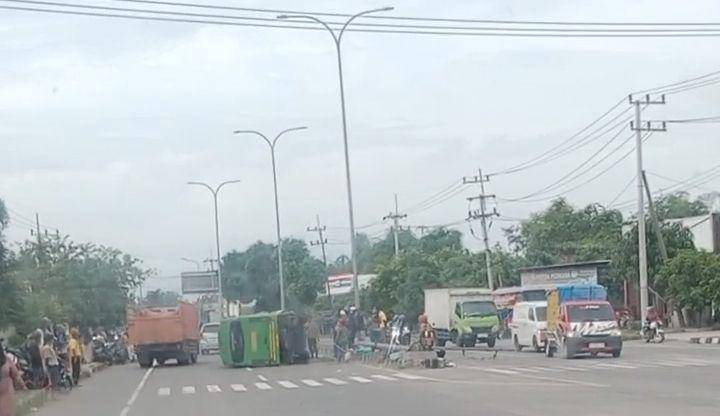 Microbus AE-7214-UE tabrak tiang penerangan jalan umum (PJU) hingga terguling, di Pilangkenceng Madiun. IDN Times/ Istimewa.