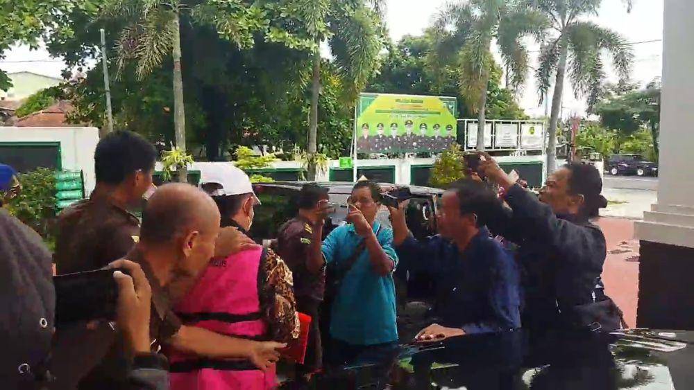 Kejari resmi menahan, Winarto, Politisi Partai Golkar yang juga menjabat sebagai Ketua Komisi II DPRD Ngawi. IDN Times/ Riyanto.