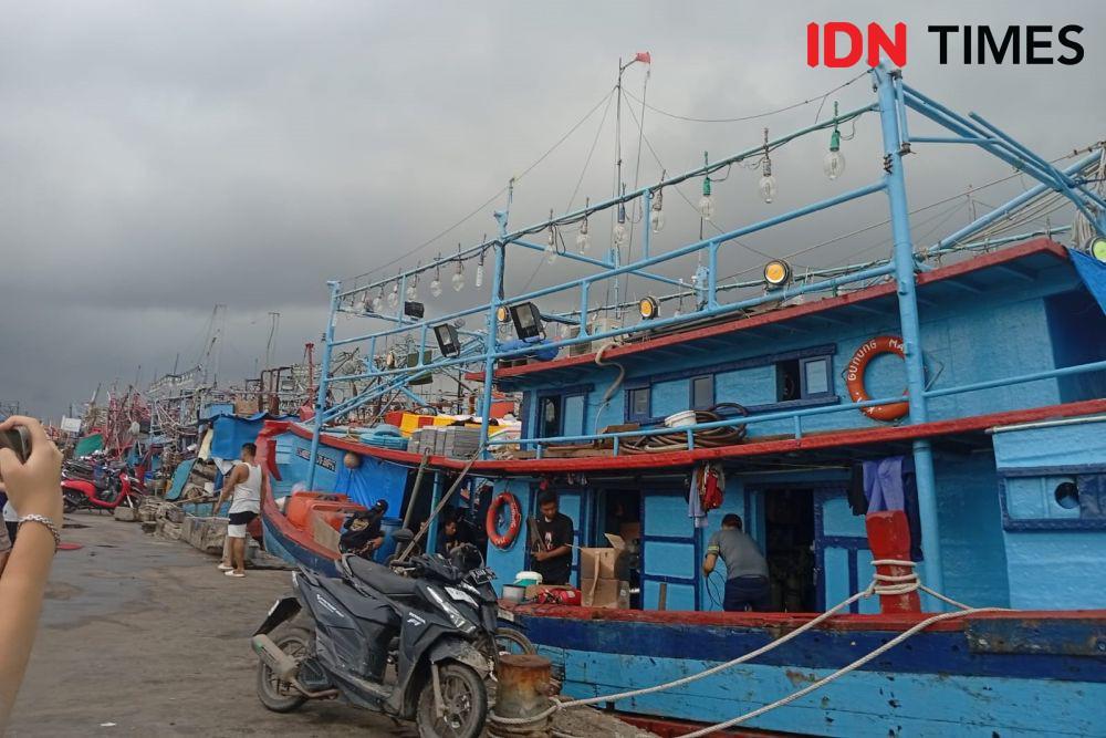 Ilustrasi kapal nelayan di Muara Angke (IDN Times/Dini Suciatiningrum)
