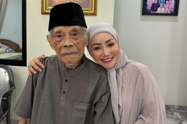 7 Potret Kenangan Kristina Dangdut dan Ayahnya yang Berpulang