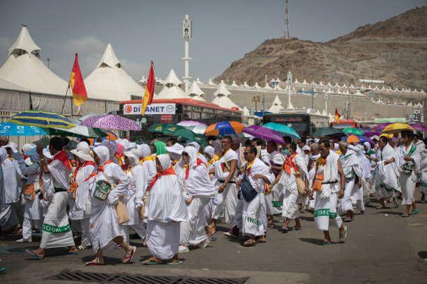 Jemaah haji berjalan kaki bersama-sama (iStock/Iaarow)