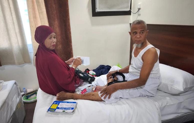 Maharki Ayub, jemaah asal Nabire, Papua, saat berada di hotel. Ayub haji bareng kedua istrinya. (Media Center Haji)