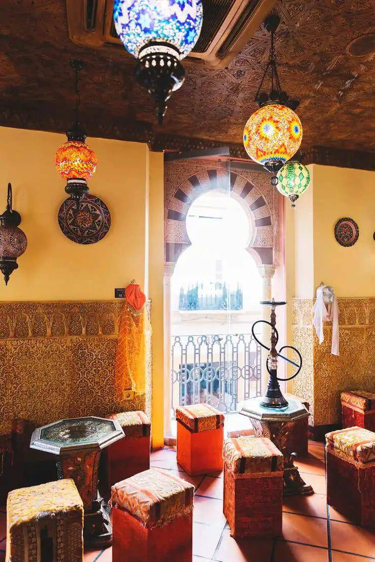 Ilustrasi wall art islami (freepik.com/lampu in Arab restaurant)