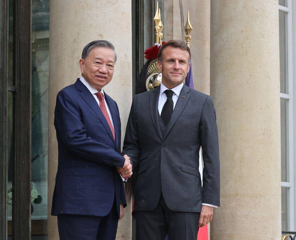 Presiden Prancis Emmanuel Macron bertemu dengan Sekjen Partai Komunis Vietnam, To Lam. (X.com/@VNNewsAgency)