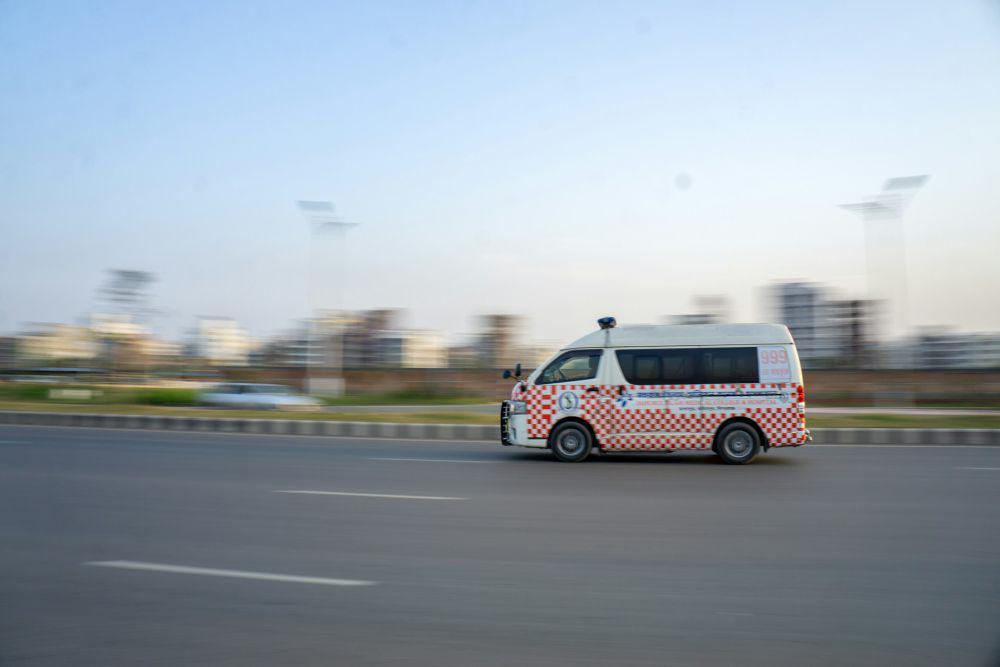 ilustrasi mobil ambulans (unsplash.com/Mehan Taukder)