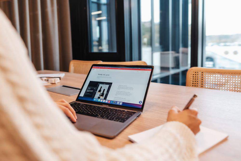 ilustrasi public relation (unsplash.com/Zyro)