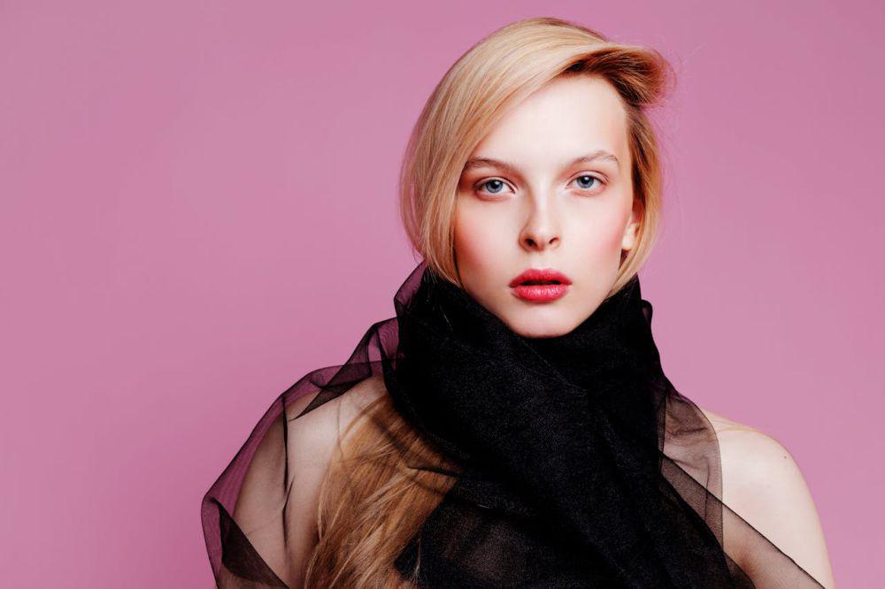 ilustrasi perempuan dengan affordable luxury fashion (pexels.com/Anastasiya Gepp)