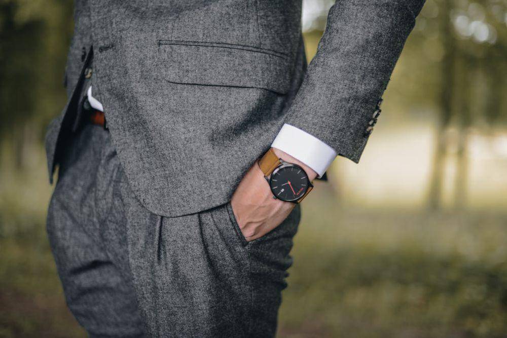 ilustrasi seseorang dengan affordable luxury fashion (pexels.com/Anders Kristensen)