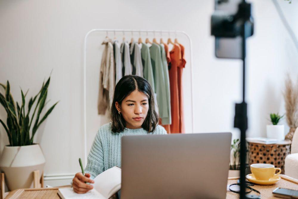 50 Contoh Balasan Admin Online Shop, Santun dan Ramah