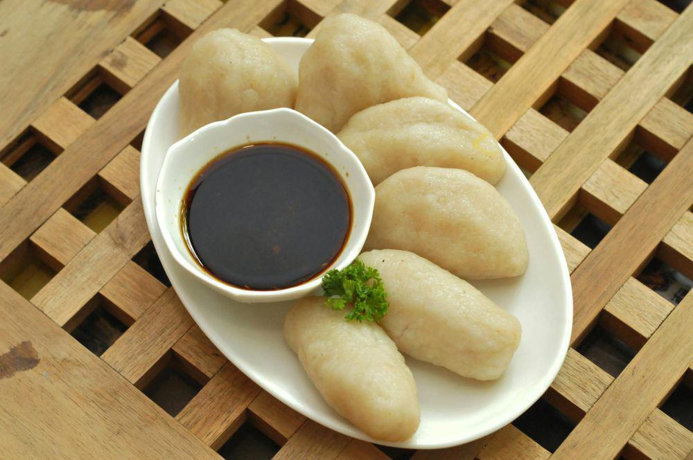 5 Tips Menggoreng Pempek agar Mekar Sempurna dan Gak Meletus